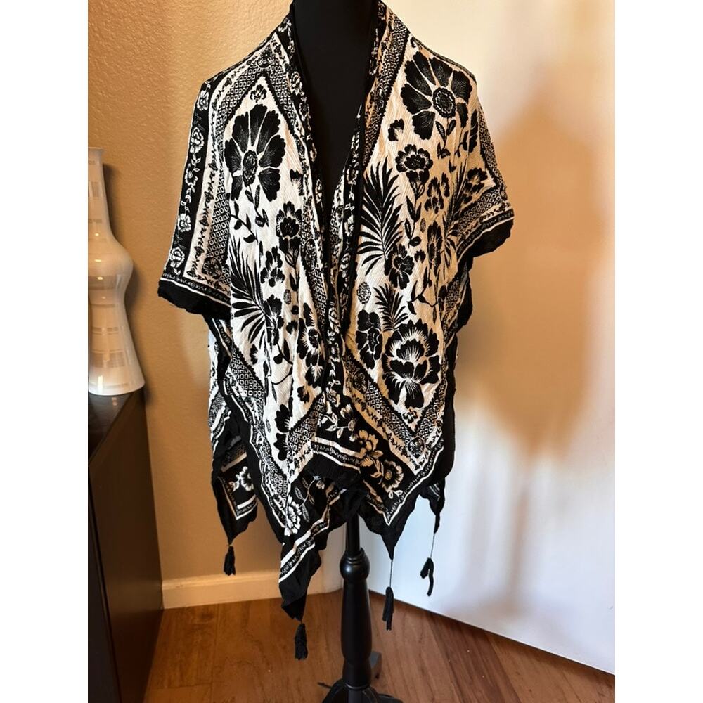 Vince Camuto Monochrome Floral Tassel Kimono Wrap